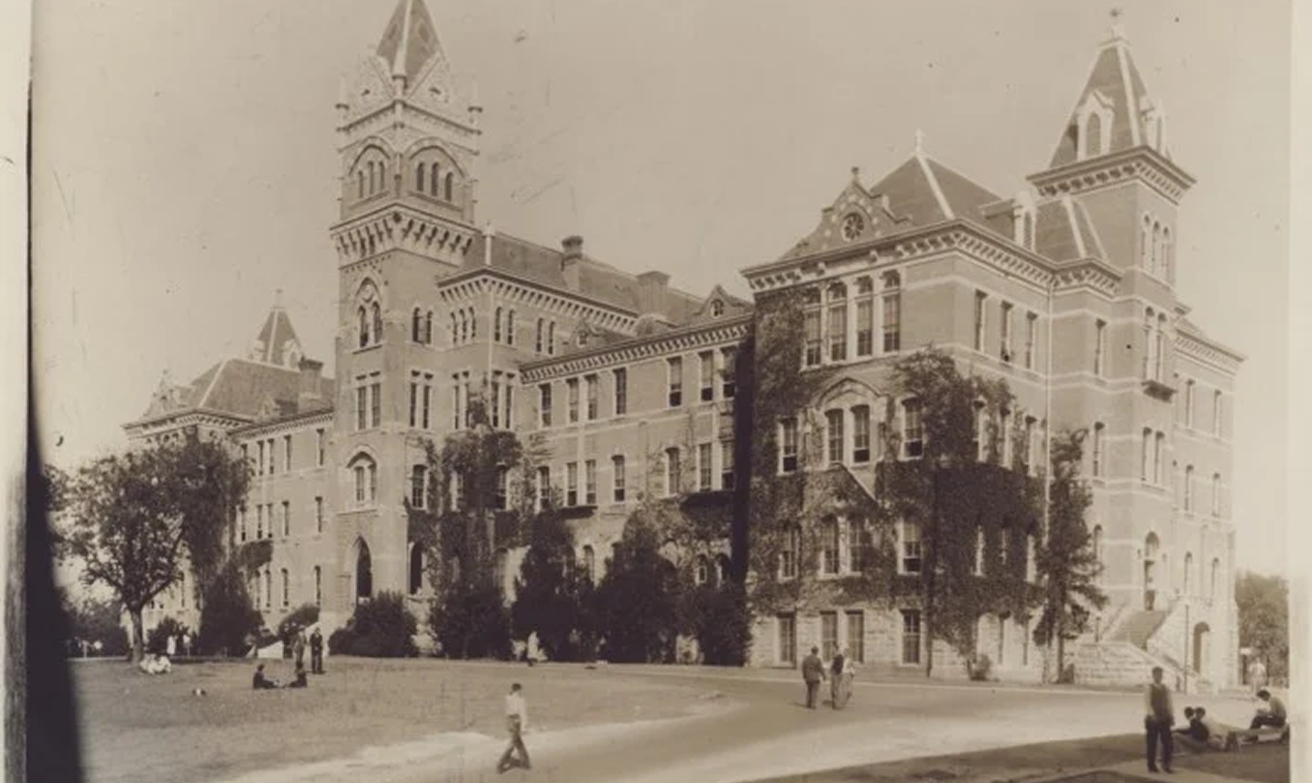 التعليم والتكوين الأكاديمي